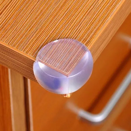 Protetor de silicone para ponta de mesa.